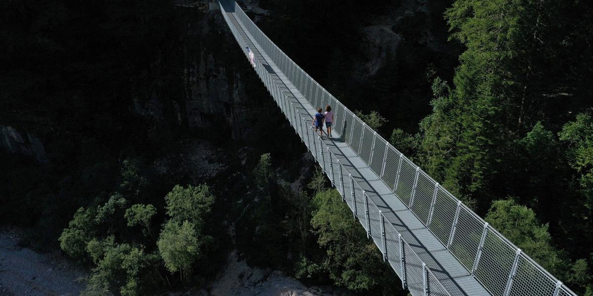 Il Ponte tibetano ” Val de Riva ” a funi sospese a quasi 30 metri d'altezza per 70 di lunghezza e un contesto naturale unico