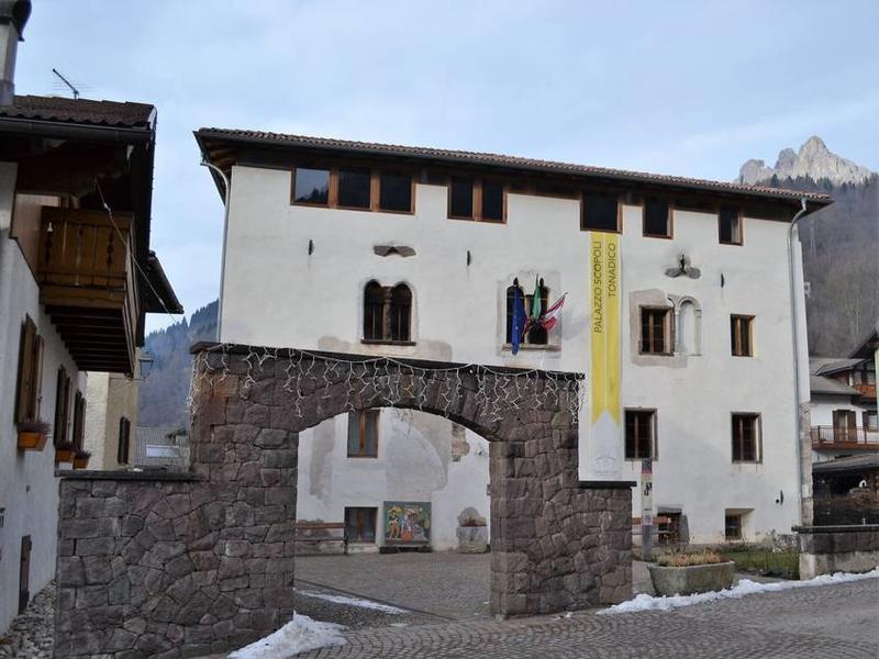 Lo storico Palazzo Scopoli a Tonadico nel Comune di Primiero San Martino di Castrozza