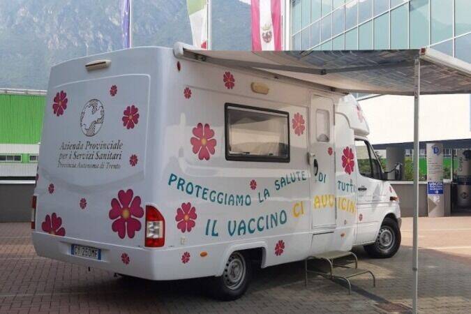<figcaption>Il camper vaccinale lunedì 27 settembre al mercato di Primiero: 28 le prime dosi somministrate informa Apss del Trentino. Medici, infermieri e assistenti sanitari sono sempre disponibili per dare informazioni sulla vaccinazione e rispondere alle domande della gente. </figcaption>